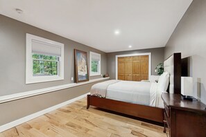 5 bedrooms, internet, bed sheets - Spacious Mountain Chalet with Sauna, Deck, and Ski/Snowboard Adventures Nearby (Bethel)