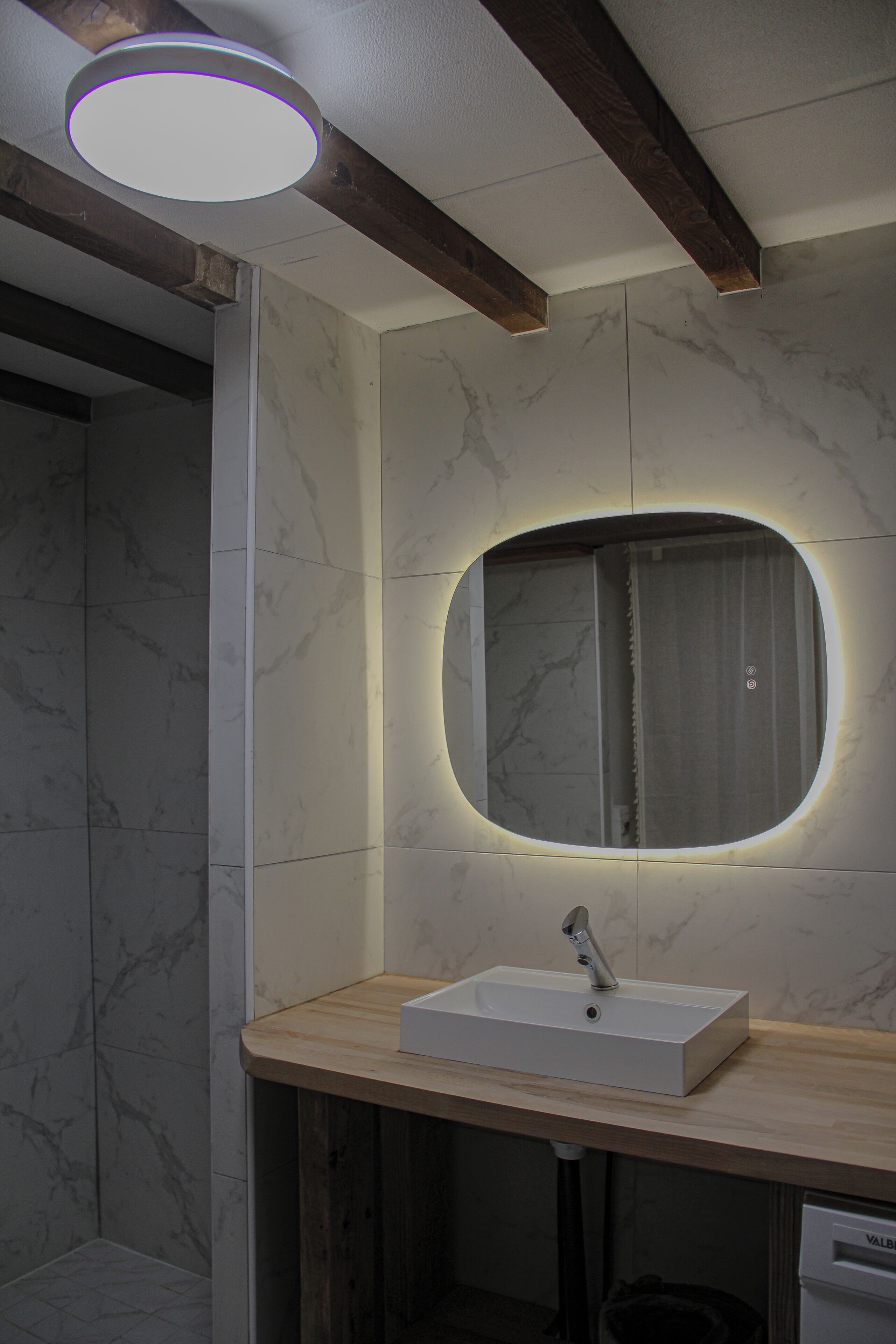 Douche, serviettes fournies, papier toilette