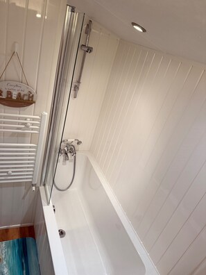 Combined shower/bathtub, deep-soaking bathtub, hair dryer - Seaside Lodge Retreat- Sleeps 6- Wifi- Freeparking (Skegness)