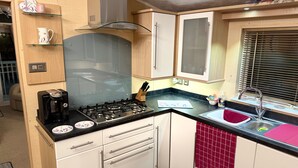 Fridge, microwave, oven, stovetop - Seaside Lodge Retreat- Sleeps 6- Wifi- Freeparking (Skegness)