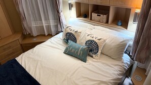 2 bedrooms, iron/ironing board, WiFi (free), bed sheets - Seaside Lodge Retreat- Sleeps 6- Wifi- Freeparking (Skegness)