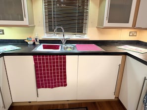 Fridge, microwave, oven, stovetop - Seaside Lodge Retreat- Sleeps 6- Wifi- Freeparking (Skegness)