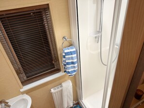 وحدات دش مع أحواض استحمام، حوض استحمام عميق، مجففات شعر