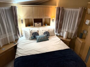 2 bedrooms, iron/ironing board, free WiFi, bed sheets - Seaside Lodge Retreat- Sleeps 6- Wifi- Freeparking (Skegness)