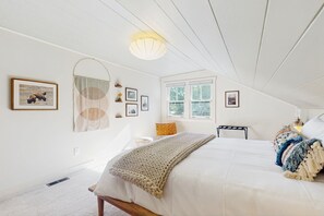 3 bedrooms, iron/ironing board, internet, bed sheets