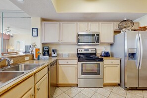 Réfrigérateur, four à micro-ondes, un four, surface de cuisson