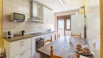 KĂŒhlschrank, Mikrowelle, Ofen, Herdplatte