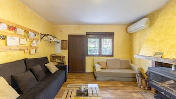 Een televisie en een open haard