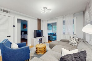 Téléviseur, foyer, livres