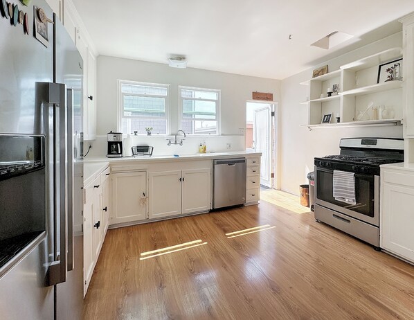 Réfrigérateur, four à micro-ondes, un four, surface de cuisson