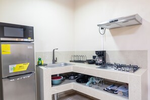 Réfrigérateur, four à micro-ondes, un four, surface de cuisson