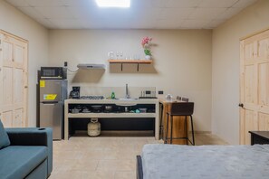 Iron/ironing board, internet, bed sheets