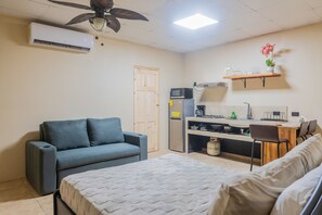 Iron/ironing board, internet, bed sheets