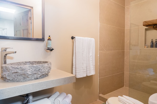 Hair dryer, towels - Cozy studio with full kitchen, high-speed WiFi, sofa bed & walk-to-beach access (Uvita)