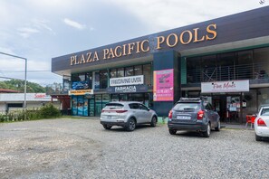 Third-party on-site parking - Cozy studio with full kitchen, high-speed WiFi, sofa bed & walk-to-beach access (Uvita)