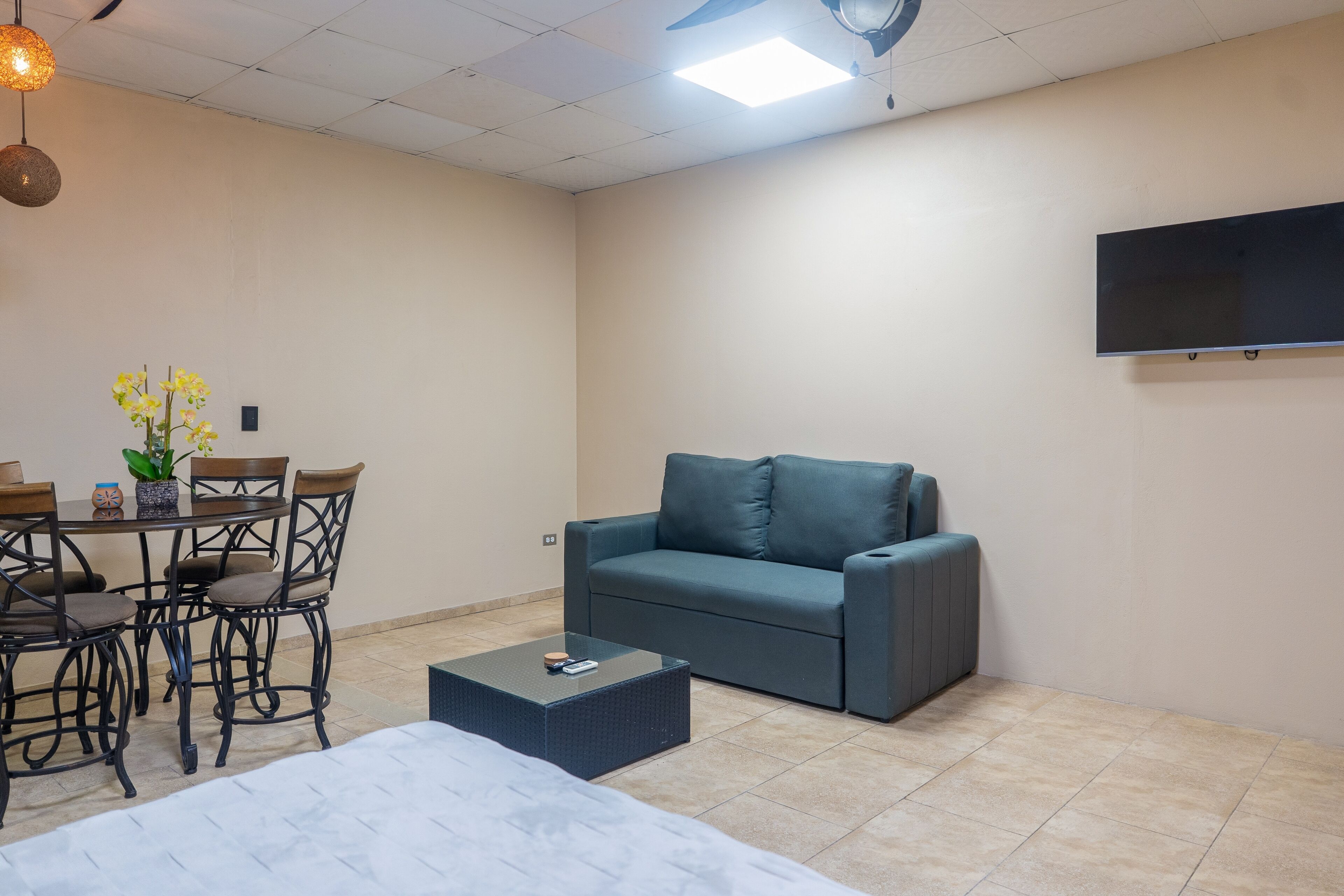 Tabla de planchar con plancha, internet y ropa de cama 