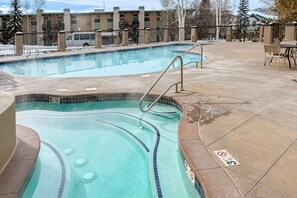 Et oppvarmet basseng