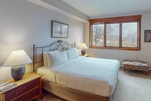 4 bedrooms, iron/ironing board, Internet, bed sheets