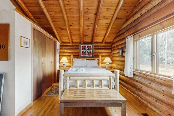 3 عدّة غرف نوم وخدمة الإنترنت وملاءات أسرّة