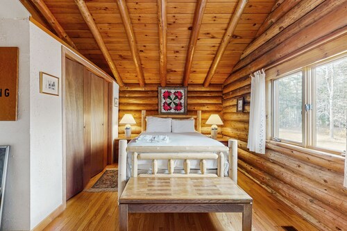 Cozy log cabin w/ wood-burning fireplace, balcony, close to recreation, pond