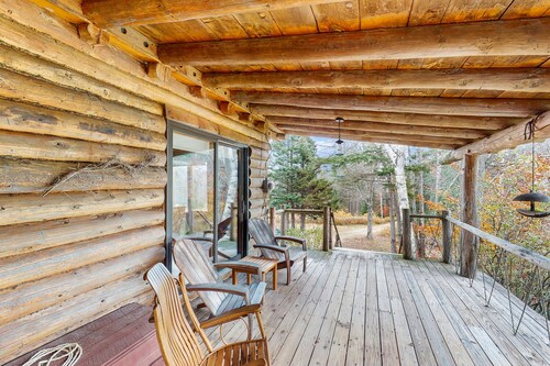 Cozy log cabin w/ wood-burning fireplace, balcony, close to recreation, pond