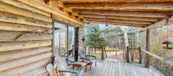 Cozy log cabin w/ wood-burning fireplace, balcony, close to recreation, pond