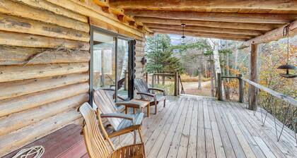 Cozy log cabin w/ wood-burning fireplace, balcony, close to recreation, pond