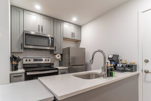 Refrigerador, microondas, horno y parrilla de estufa 