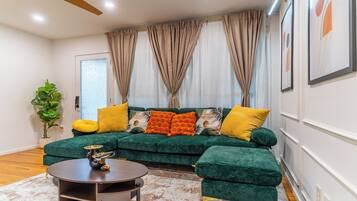 Een smart-tv en boeken