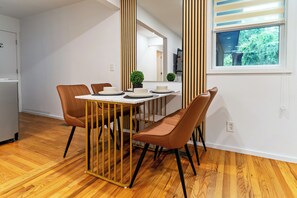 Dining - Limited time Deal! Cozy Luxe Escape Modern 2BR, sleeps 4,Couples, Business & Pet (Raleigh)