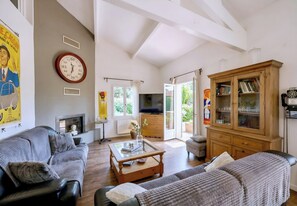 Télévision, cheminée