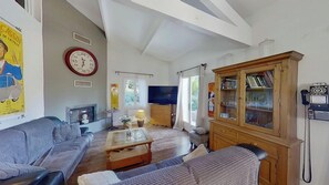 Una televisión, una chimenea