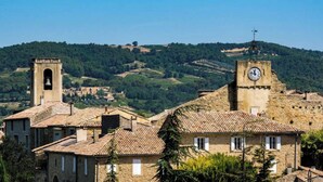 A historic town with stone buildings, a bell tower, and a clock tower. - CASA-Matteo villa provençale avec piscine (Roaix)