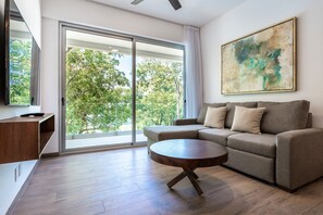 TV - Resort-style condo with balcony, WiFi, kitchen & access to pools (Playa del Carmen)