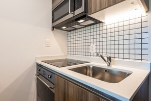 Réfrigérateur, four à micro-ondes, un four, surface de cuisson