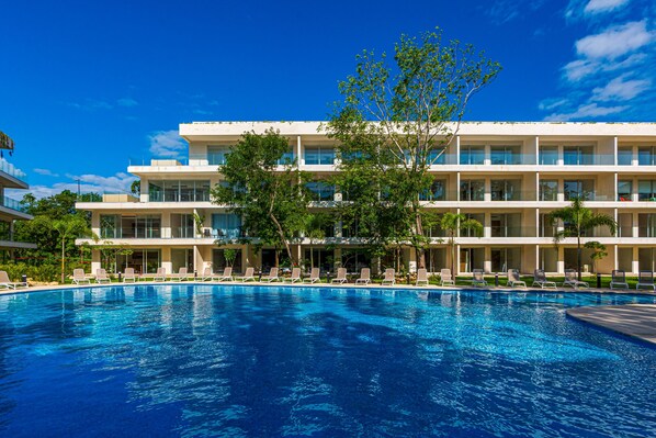 Pool - Resort-style condo with balcony, WiFi, kitchen & access to pools (Playa del Carmen)