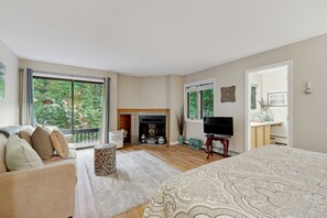 2 bedrooms, internet, bed sheets - Comfortable condo w/ two fireplaces, balcony, pool, tennis, close to recreation (Hartford)