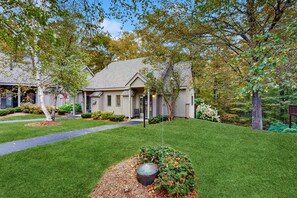 Exterior - Comfortable condo w/ two fireplaces, balcony, pool, tennis, close to recreation (Hartford)