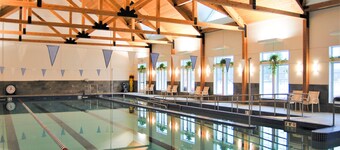 Comfortable condo w/ two fireplaces, balcony, pool, tennis, close to recreation