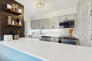 Réfrigérateur, four à micro-ondes, un four, surface de cuisson