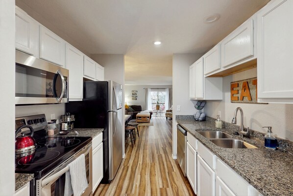 Réfrigérateur, four à micro-ondes, un four, surface de cuisson