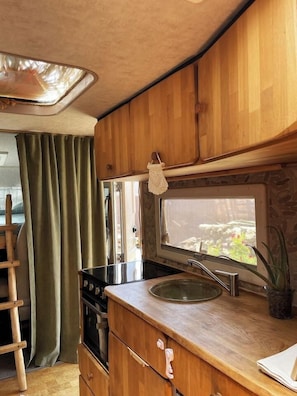 Habitatge mòbil Comfort, vistes al pati | Cuina privada