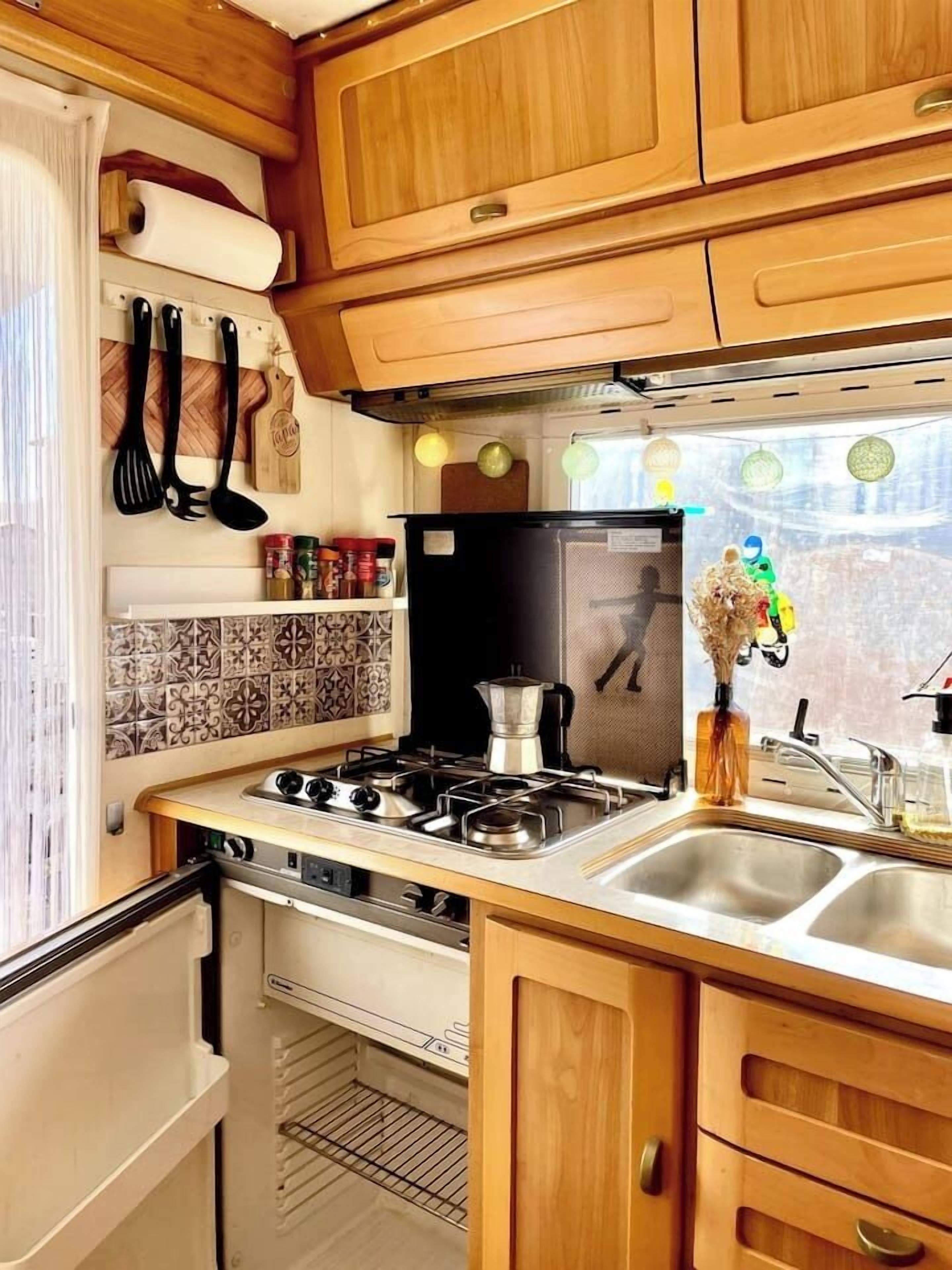 Comfort-asuntovaunu, näköala pihalle | Yksityinen keittiö