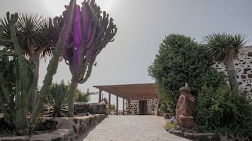 Casa Confort, vista al jardín | Terraza o patio