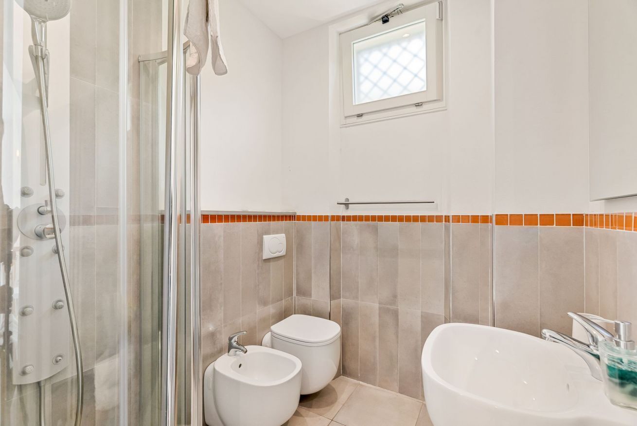Shower, hair dryer, bidet, towels