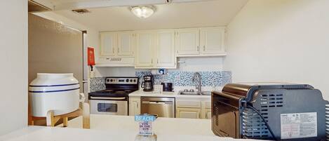 冷蔵庫、電子レンジ、オーブン、コンロ