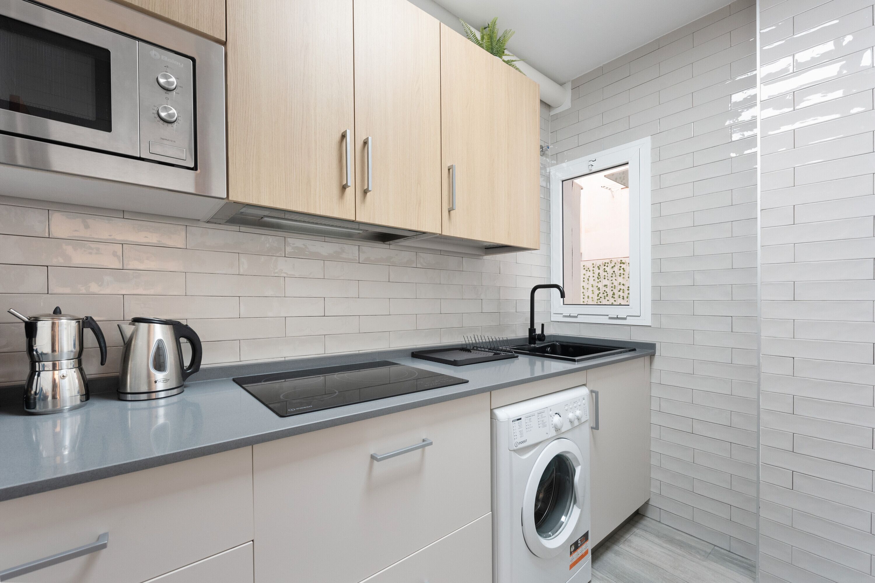 Een koelkast, een magnetron, een oven, een kookplaat