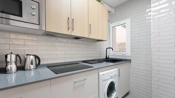 Een koelkast, een magnetron, een oven, een kookplaat