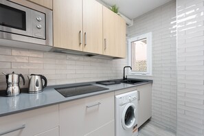 Réfrigérateur, four à micro-ondes, un four, surface de cuisson