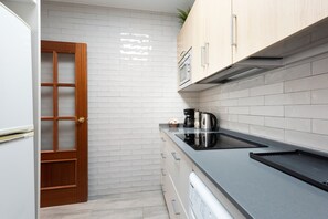 Réfrigérateur, four à micro-ondes, un four, surface de cuisson